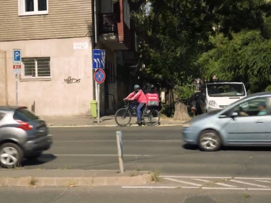 Égető kérdésre találtuk meg a választ Budapest utcáin – miért viselnek az ételfutárok a legnagyobb hőségben is kabátot? – videó