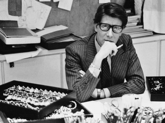 Zaklatták az iskolában, később a divat legendája lett – 10 érdekesség a 90 éve született Yves Saint Laurent-ról