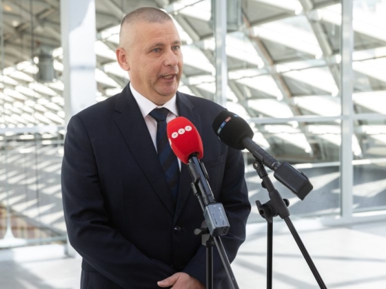 A honvédség zacskós vízzel és vízszállító járművekkel segíti a lakosságot a hőségben