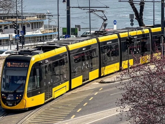 A hőség miatt lassabban járnak a metrók és a villamosok, hosszabb menetidő várható