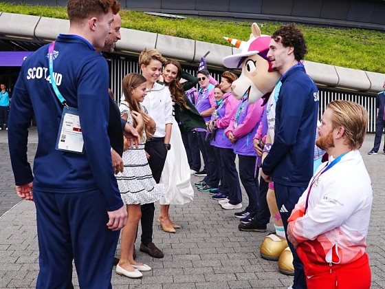 William és Kate elhozza a gyerekeket a Commonwealth Games netball- és kerékpáros rendezvényeire