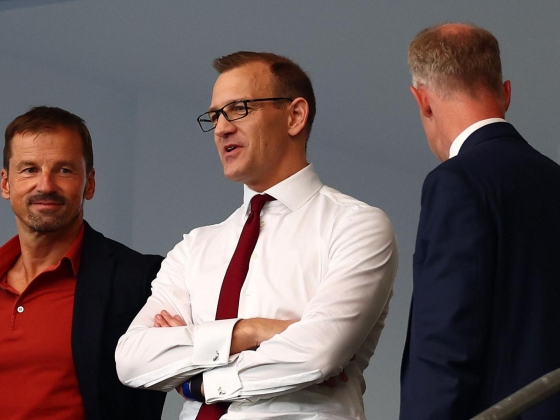 Az aranycsalád beleegyezik, hogy eladja a West Ham részesedését Staveley-nek