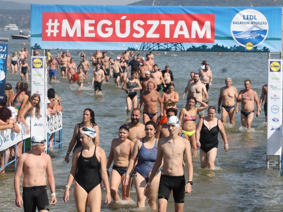 Veteránok és fiatalok a hullámok hátán győzték le a hőséget: ilyen volt a 44. Lidl Balaton-átúszás - videó