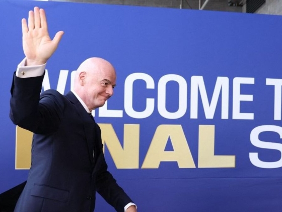 Infantino kétségbeesett hátraarca sem segít a bukott FIFA-elnökön