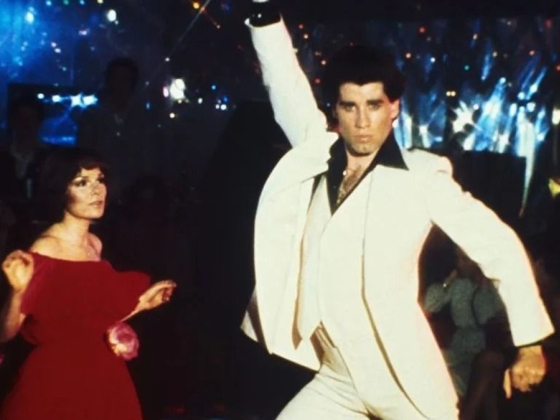 Több mint 100 millió forintot érhet John Travolta ikonikus fehér öltönye
