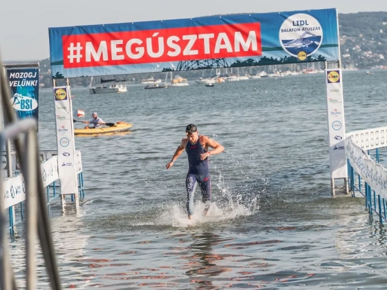 Nagy Nándor és Békési Eszter volt a leggyorsabb a Balaton-átúszáson – videók
