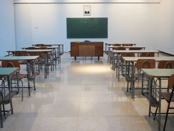 Bekötött szemű fiút rontott meg a házas tanárnő