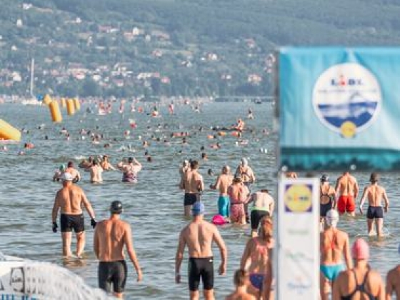 Valódi népünnepély a tóparton: Elképesztő tömeg mozdult meg a 44. Balaton-átúszáson