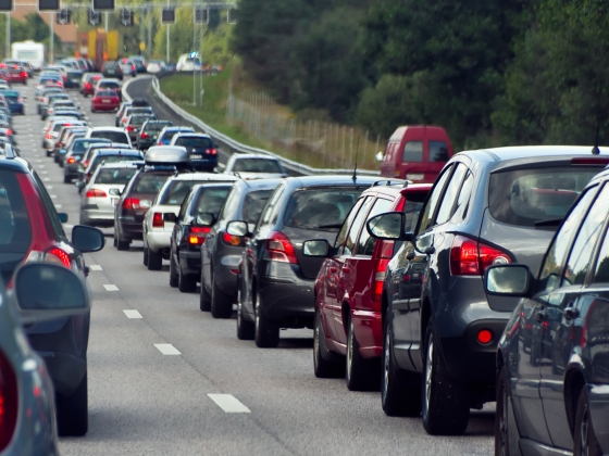 Hármas karambol történt az M1-esen Bicske közelében: mentők és tűzoltók a helyszínen