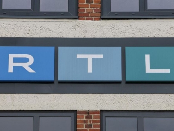 Tovább ejtőernyőznek a Tiszához az egykori RTL-esek