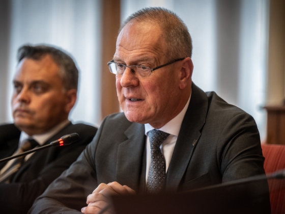 Navracsics Tibor kifigurázta a Tiszát, a sógorüggyel ment neki Magyar Péternek
