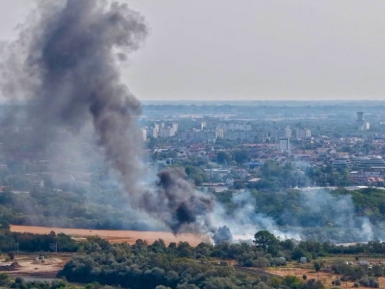 Hatalmas fekete füst borítja be Szeged határát, tűzoltók vonultak a helyszínre
