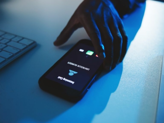 Lenyomorékozta áldozatát a telefonos csaló, miután az csapdába csalta őt