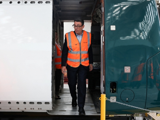 Sztrájkoló sírásókkal riogat a brit jobboldal, Andy Burnham viszont évtizedek óta a legbaloldalibb programmal, és rég tapasztalt lendülettel kezdte meg miniszterelnökségét