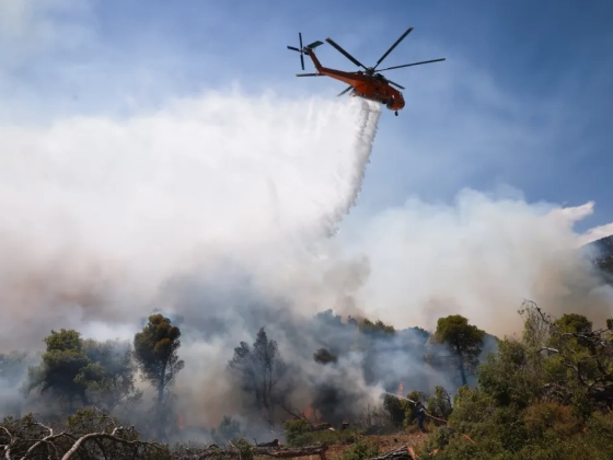 Görögországban még mindig terjednek az erdőtüzek, Athénnál két oltást végző helikopter összeütközött