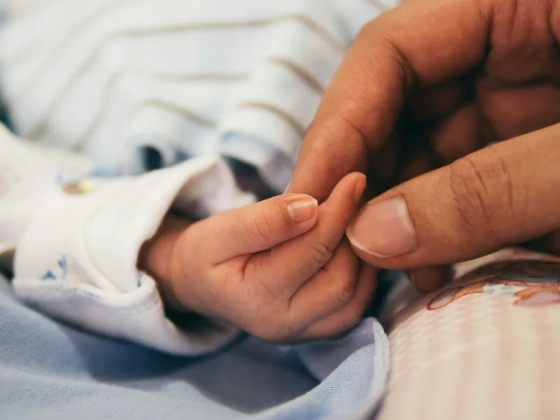 Megérezte a bajt a terhes anya: 2 éves kisfia lett a még meg nem született babája hőse