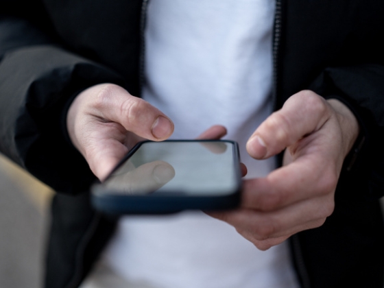 Egy kérdés zökkentette ki a telefonos csalót, aki előbb lenyomorékozta áldozatát, majd a főnökét is ráküldte