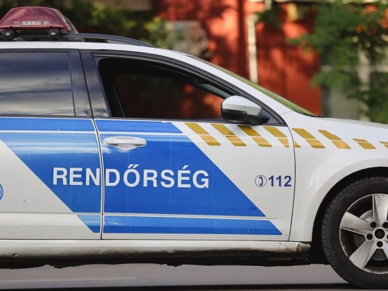 Villamosmegállóba csapódott egy autó Budapesten