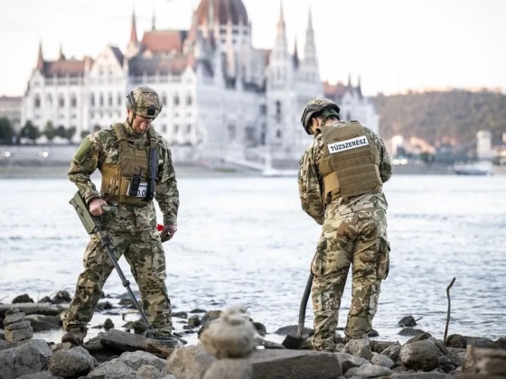 Robbanótestek bukkantak elő a Dunából a Batthyány térnél