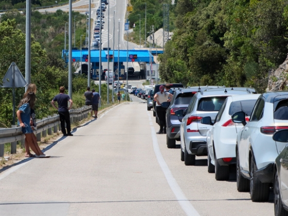 Hatalmas a torlódás a horvát-montenegrói határon, volt, akinek 28 órát kellett várakozni