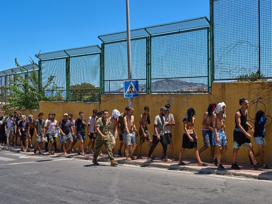 Ceuta: több migráns távozik, de a lakosok továbbra is sokkos állapotban vannak. A szélsőjobboldali vezető látogatása