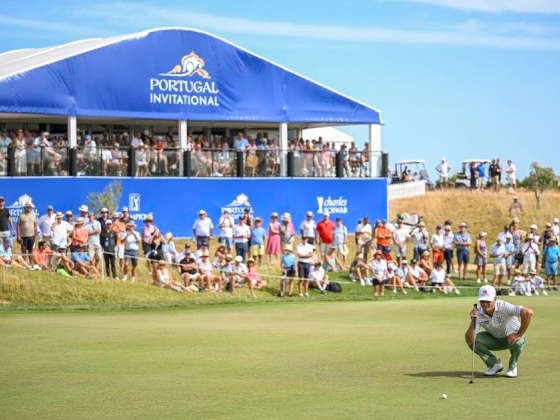 Zach Johnson megörökíti a Portugália beiktatását az Els Clubban