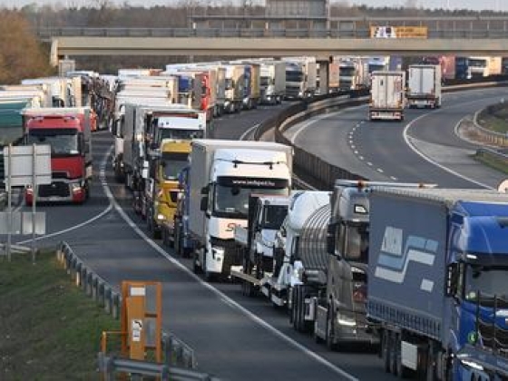 Elesett a határ: akár 28 órás várakozásra is fel kell készülnie annak, aki erre autózik
