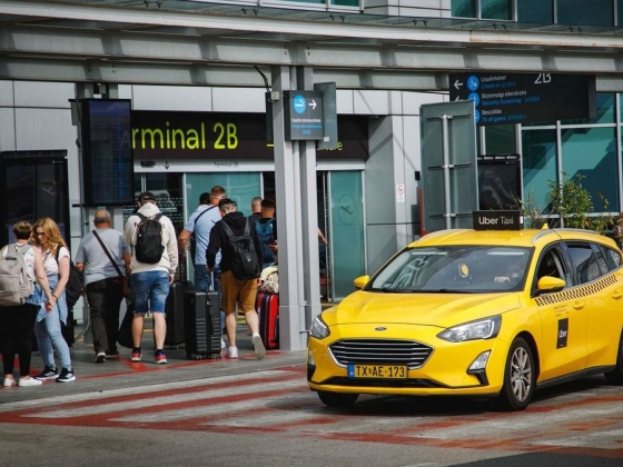 Drágul a taxizás: akár 15 százalékos fuvarcsökkenéssel is számol az érdekképviselet – egy fontos extra-díjat most megúsztak az utasok