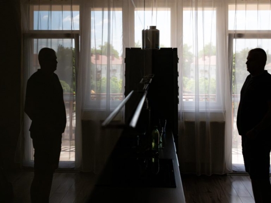 „Kifizettem a lakásomat, mégis félek, hogy kidobnak belőle. Jött egy betolakodó, és egy vagyont követel tőlem” – egy sokkoló ingatlanügy háttere