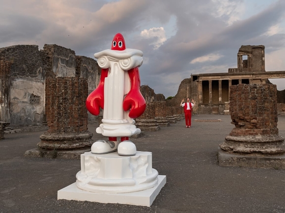 Mit csinálnak az óriási homárok Pompejiben? Az ősi romok találkoznak a pop arttal Philip Colbert legnagyobb installációjában