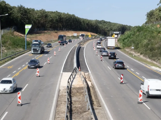 Hétfő reggel az M1-esen: egy Budapest felé tartó átterelt sávon volt baleset, de Hegyeshalom felé is gondot okozott