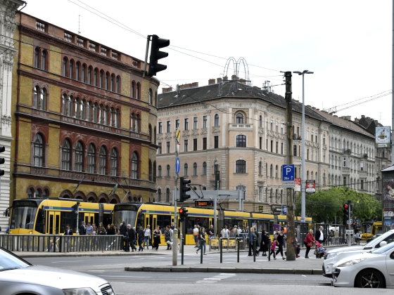 Brutális erővel tarolta le a Blaha Lujza téri villamosmegállót egy autós, vétlen fiatal nőt vittek kórházba a mentők – Fotón a pusztítás