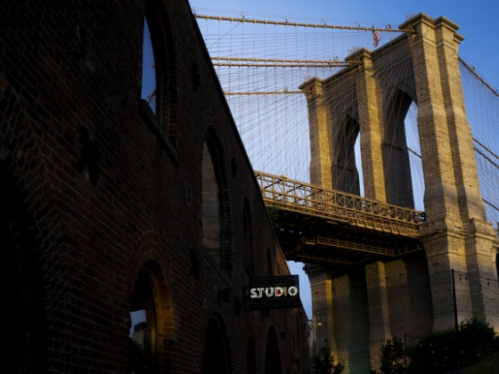 Videón a halálugrás a Brooklyn Bridge tetejéről, 85 méter magasból