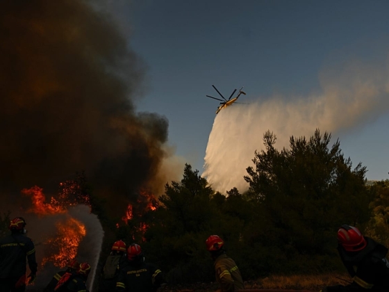 Légi tűzoltók szállnak fel, hogy megfékezzék a görögországi erdőtüzet, miután ketten meghaltak egy helikopter-ütközésben