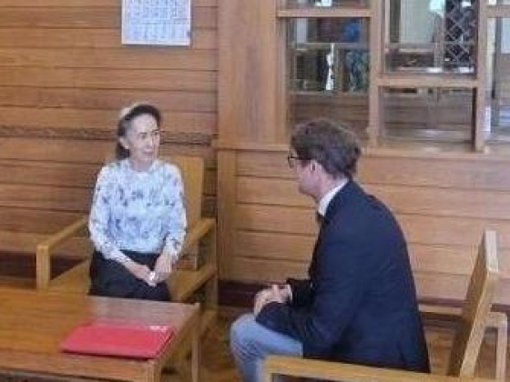 Aung San Suu Kyi egészségesnek tűnik az első megerősített külső érintkezés során 2,5 éve