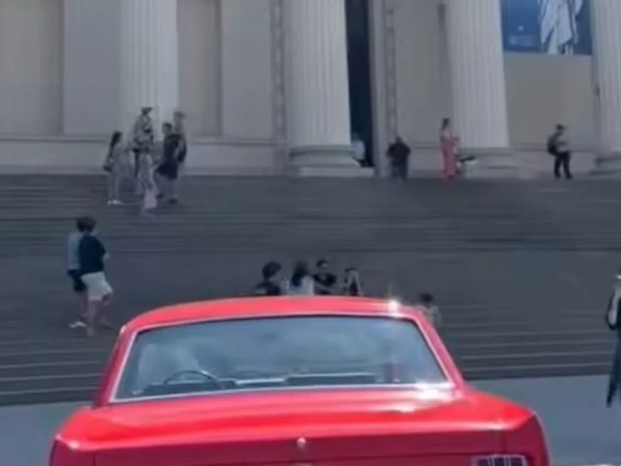 Ikonikus Ford Mustanggal érkezett a világhírű magyar professzor a Nemzeti Múzeumba - videó