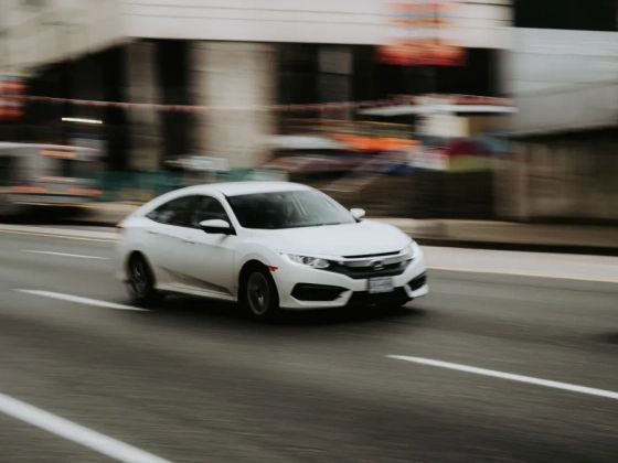 50 helyett 124 km/órával száguldott egy autós Győrben, súlyos bírságot kapott