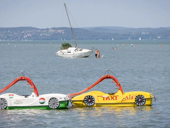 Főleg a szúnyogok lepték el a Balatont, ez a hőség még a turistáknak is sok