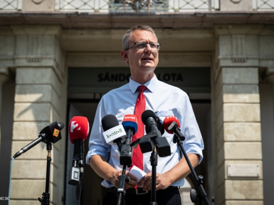 Rétvári Bence szerint mindenkinek le kellett adnia a telefonját