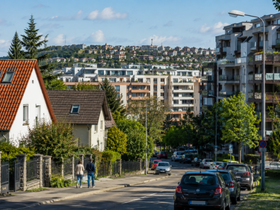 Éves visszaesés mellett havi élénkülést mutatott a lakáspiac
