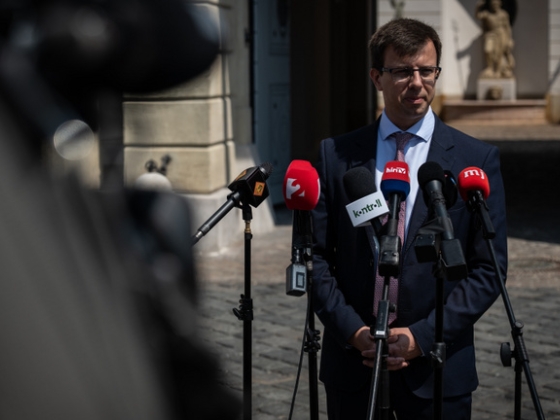 Magyar Péter váratlanul felbukkant Bóka János és Rétvári Bence tájékoztatója közben