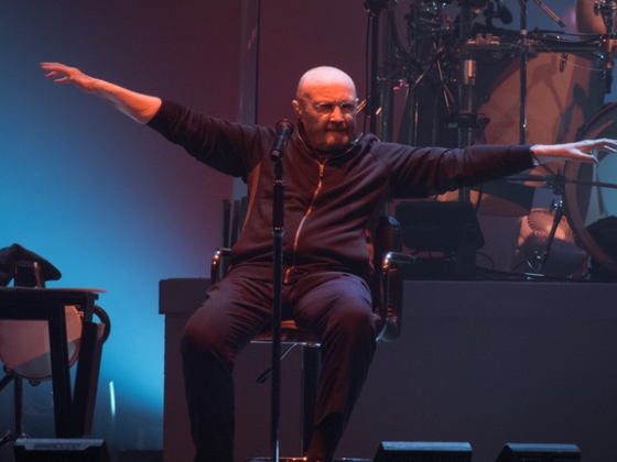 Őszintén vallott alkoholizmusáról Phil Collins, egyidőben a reggeli mellé is bort ivott