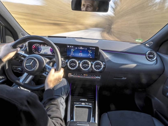 A gombok túl messzire mentek: a Mercedes visszahozza a gombokat a pilótafülkébe