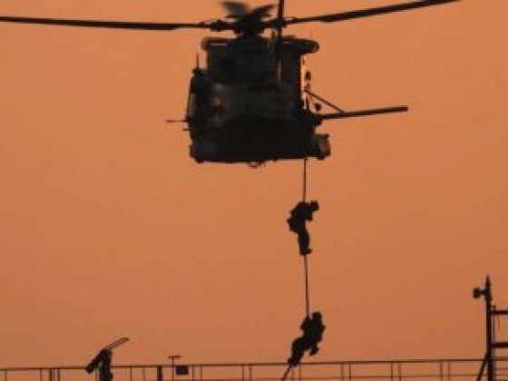 Olasz egység szállt le helikopterrel egy szankciók alatt álló olajszállító hajóra