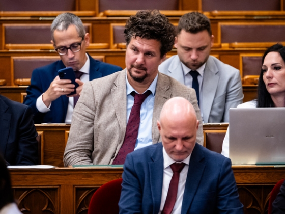 Nagy Ervin verssel válaszolt Hankó Balázsnak: A bűn az nem lesz könnyebb, / hiába hull a könnyed