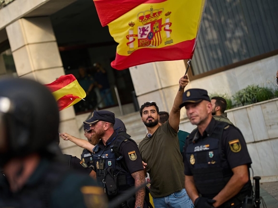 A ceutai migrációs válság tiltakozásokat váltott ki, mivel a spanyol kormányt bírálatok érik