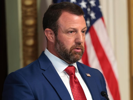 „Rossz fickó rossz időben”: Miért néz szembe Markwayne Mullin MAGA-felhajtással?