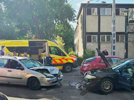 Általános iskolás gyerek vezette a Budapesten karambolozó autót