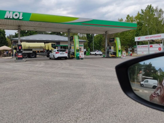 Zsinórban negyedik napja döntötte meg árfolyamcsúcsát a Mol, a forint leadta a pluszokat