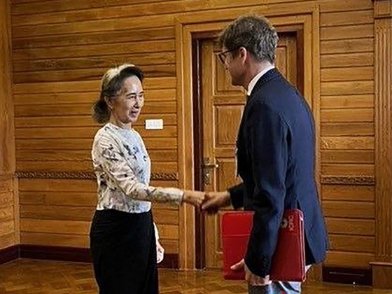 Aung Szan Szú Csí él